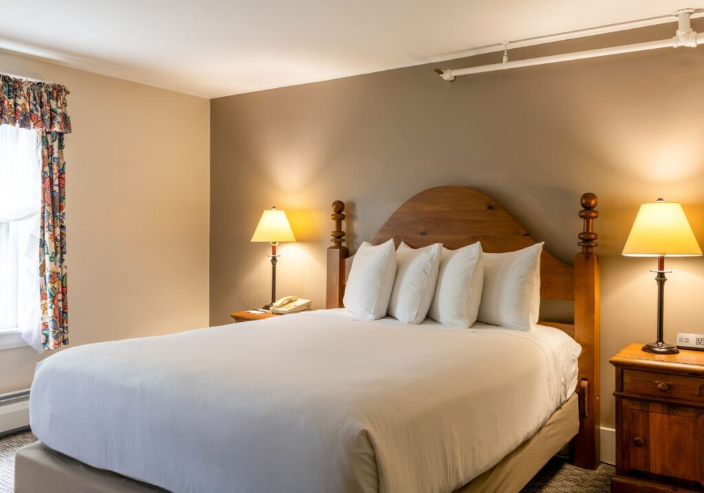 Eagle Mountain House | Standard Queen Room